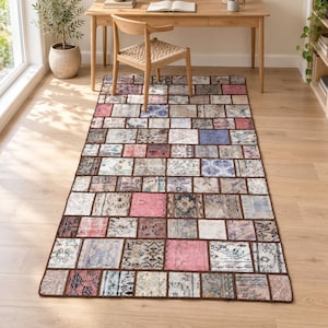 Puede incluir: Una alfombra rectangular con un diseño de patchwork compuesto por numerosos cuadrados pequeños de varios colores. La alfombra muestra una variedad de patrones descoloridos, motivos florales y formas geométricas en tonos rosa, azul, beige y gris.