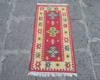 Alfombra Kilim pequeña de color rojo de 24 x 48 pulgadas, alfombra pequeña vintage, alfombra kilim pequeña turca, kilim hecho a mano, alfombra kilim pequeña de Anatolia, alfombra de felpudo