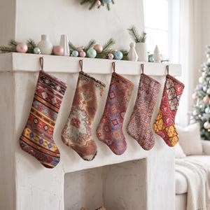 Julstrumpset med vintagemönster, flerfärgade boho julstrumpor, randiga eldstadsstrumpor, julklapp till familjen