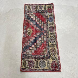 Tappeto vintage, tappeto turco, tappeto piccolo 1x3, tappeto Oushak, tappeti per l'ingresso, tappeto rosso 1,4x3,1 piedi, tappeto anatolico vintage, zerbino fatto a mano,