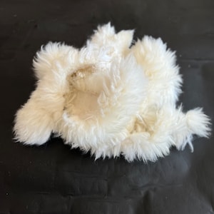 DIY用の本物の白い羊皮の切れ端、クラフト用のクリーミーな毛皮、毛皮の切れ端、室内装飾品、キーホルダー、ベビーシューズ、家具カバー