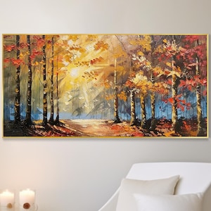 Può includere: Dipinto a olio di una scena di foresta con colori autunnali. L'opera presenta un sentiero che conduce in lontananza, con la luce del sole che filtra attraverso gli alberi. Il dipinto è incorniciato in una cornice dorata.