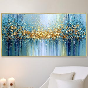 Puede incluir: Una pieza de arte mural rectangular que presenta una escena forestal abstracta con pinceladas texturizadas en tonos azul verdoso, azul y blanco, acentuadas con reflejos de pan de oro metálico en el dosel, en un marco dorado fino.