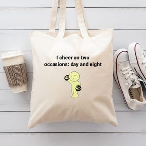 Smiski Tote Bag | Lustige Cheer Mom Leinentasche | Geschenk für Cheerleader | Grüne Kerl Tasche | Smiski Cheer Serie | Ich jubeln bei zwei Gelegenheiten