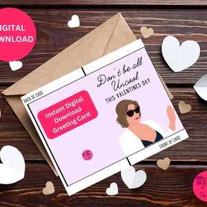 Puede incluir: Una tarjeta de felicitación digital rosa y blanca con una ilustración de dibujos animados de una mujer con gafas de sol y una chaqueta blanca. El texto de la tarjeta dice "No seas tan poco cool ESTE DÍA DE SAN VALENTÍN".