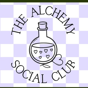 Puede incluir: Ilustración en blanco y negro de una botella de poción con corazones en su interior, rodeada del texto "The Alchemy Social Club".