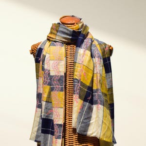 Handwoven Pashmina Shawl: Sozni Embroidered Wool Scarf, Kashmir