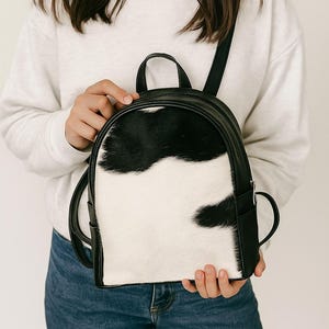 Bonita mini mochila de piel de vaca negra, ideal como regalo para niñas y adolescentes, ligera.