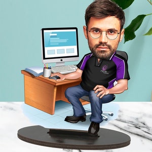 Personalized Software Developer Cartoon Wooden Figurine – Custom Programmer Caricature Gift, Unique Desk Ornament for Office & Home