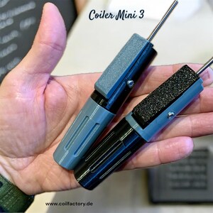 Könnte beinhalten: Zwei schwarze und graue Spulenwickelwerkzeuge mit dem Text "Coiler Mini 3" und "www.coilfactory.de".