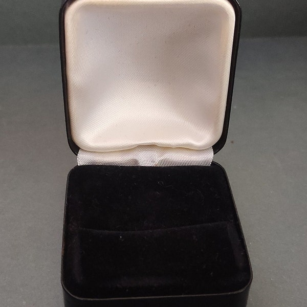 Vintage jewelry black ring box