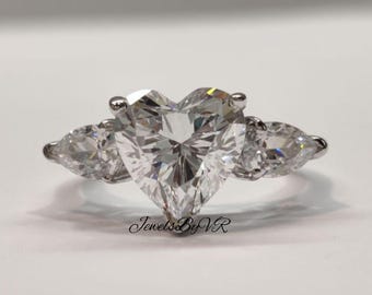 Anillo de compromiso de moissanita talla corazón / Anillo personalizado de 3 piedras en oro blanco de 10K/14K