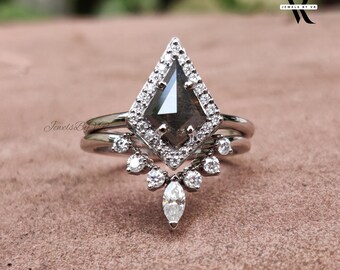 Anillo de compromiso de diamante en forma de cometa de 1,25 quilates en oro blanco de 18 quilates con diseño geométrico de sal y pimienta.