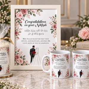 Könnte beinhalten: Ein weiß gerahmter Druck, eine zylindrische Kerze in transparenter Folie und zwei weiße Keramiktassen, alle mit einem Blumenrand aus rosa Rosen und einer Paardarstellung sowie dem Text Congratulations on your Nikkah versehen.