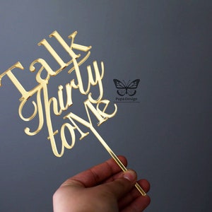 Gepersonaliseerde gouden acryl caketopper: "Talk Thirty To Me"