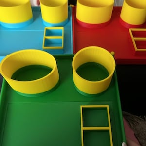 Puede incluir: Un letrero de madera hecho a mano con la palabra "Welcome" escrita a mano. El letrero está pintado de blanco con un acabado envejecido y un pequeño corazón decorativo. Diseñado para uso interior o exterior.