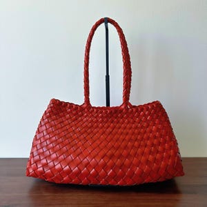 Sac fourre-tout en cuir rouge tissé à la main - Sac à main tissé à la main - Sac de tous les jours durable et élégant - Grand sac à main élégant fabriqué à la main