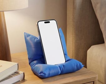 Suporte/base para celular exclusivo, impresso em 3D, em formato de "almofada fofa", na cor azul.