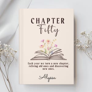 以下が含まれることがあります： 黒い筆記体で「CHAPTER Fifty」と書かれた本の表紙。水彩画の花が描かれた開いた本のイラストがテキストの下に配置されています。「Each year we turn a new chapter, reliving old ones and discovering new ones. Alyssa」というテキストが下にあります。