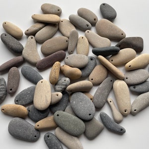Un ciondolo di pietra marina forata / ciottolo marino naturale / roccia forata nella parte superiore per decorazioni artigianali di gioielli e collane