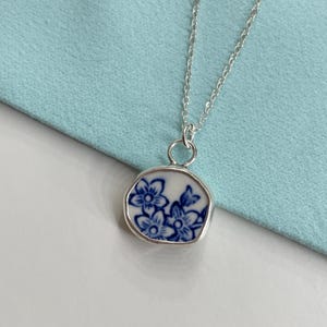 Collier fleur bleu Chine cassée, collier en argent sterling poterie vintage fait main