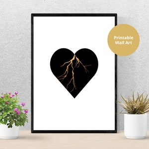Puede incluir: Arte de pared imprimible con un corazón negro con un diseño de rayo dorado.