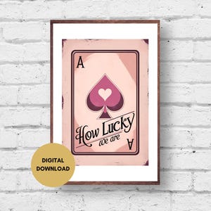 Pôster "Como Somos Sortudos", Estilo Vintage, Download Digital, Arte de Parede Rosa, Presente com Citação Positiva, Decoração Preppy, Pôster da Sorte, Impressão de Carta de Baralho
