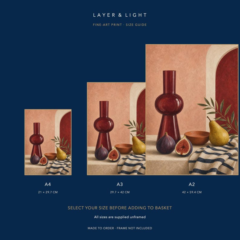 Pu&ograve; includere: Una guida alle dimensioni per stampe d'arte intitolata LAYER & LIGHT che mostra tre variazioni di una natura morta. Ogni immagine include un vaso in vetro rosso scuro, una pera, un fico, una piccola ciotola e un panno a righe. Sono indicati i formati A4 (21 x 29,7 cm), A3 (29,7 x 42 cm) e A2 (42 x 59,4 cm).