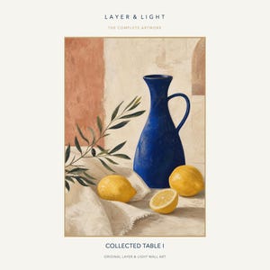 K&ouml;nnte beinhalten: Ein Stillleben-Kunstdruck mit dem Titel COLLECTED TABLE I von LAYER & LIGHT, der einen tiefblauen Krug, zwei ganze gelbe Zitronen, eine halbierte Zitrone und einen Olivenzweig mit gr&uuml;nen Bl&auml;ttern auf einem strukturierten wei&szlig;en Tuch zeigt.