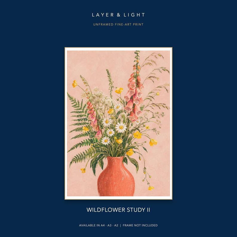 Peut inclure: Une impression d'art non encadr&eacute;e intitul&eacute;e "WILD FLOWER STUDY II" par LAYER & LIGHT. L'&oelig;uvre repr&eacute;sente un bouquet de fleurs sauvages, incluant des digitales roses, des marguerites blanches et des foug&egrave;res vertes, dans un vase corail sur fond rose.