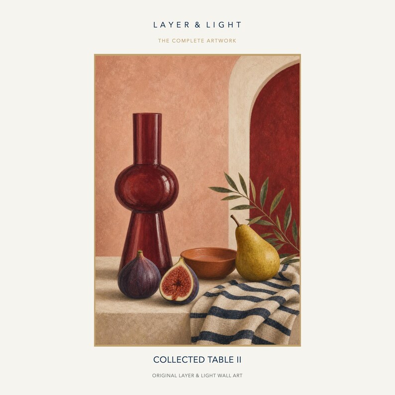 Pu&ograve; includere: Una stampa artistica di natura morta intitolata COLLECTED TABLE II di LAYER & LIGHT. Raffigura un vaso in vetro rosso scuro, un fico intero, un fico tagliato a met&agrave;, una piccola ciotola in terracotta, una pera gialla e un panno a righe blu e bianche.