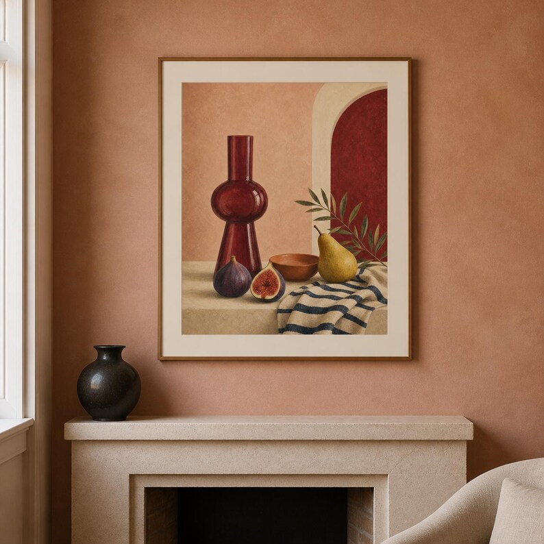 Pu&ograve; includere: Una stampa d'arte incorniciata raffigurante una natura morta con un alto vaso in vetro rosso scuro, un fico intero, un fico tagliato a met&agrave;, una piccola ciotola in terracotta, una pera gialla e un panno a righe su sfondo color pesca e rosso.
