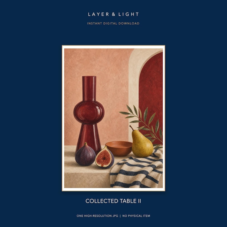 K&ouml;nnte beinhalten: Ein digitaler Kunstdruck mit dem Titel COLLECTED TABLE II von LAYER & LIGHT, der eine dunkelrote Glasvase, eine ganze Feige, eine halbierte Feige, eine kleine Schale und eine gelbe Birne auf einer beigen Fl&auml;che mit gestreiftem Tuch zeigt.