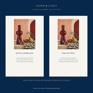 Pu&ograve; includere: Una grafica intitolata LAYER & LIGHT che mostra due opzioni: DIGITAL DOWNLOAD e FINE-ART PRINT. Entrambe presentano una natura morta con un vaso rosso scuro, una pera gialla, un fico tagliato e un panno a righe su uno sfondo ad arco.