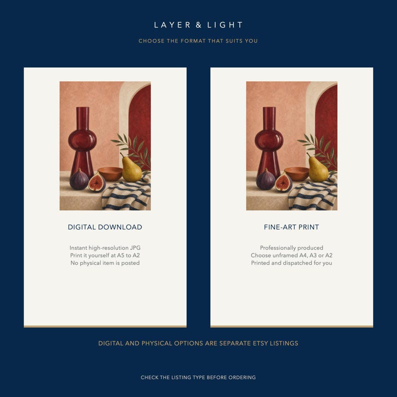 Pu&ograve; includere: Una grafica intitolata LAYER & LIGHT che mostra due opzioni: DIGITAL DOWNLOAD e FINE-ART PRINT. Entrambe presentano una natura morta con un vaso rosso scuro, una pera gialla, un fico tagliato e un panno a righe su uno sfondo ad arco.