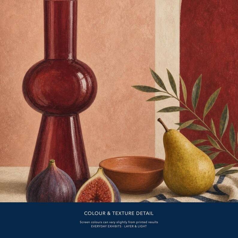 Pu&ograve; includere: Un vaso alto rosso scuro lucido con una sezione centrale bulbosa, una piccola ciotola, un fico viola intero, un fico tagliato a met&agrave; che mostra l'interno rosa e una pera giallo-verde. Sono presenti un ramo verde e un panno a righe blu e bianche.