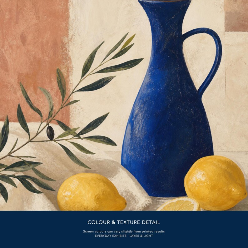 K&ouml;nnte beinhalten: Ein leuchtend blauer Krug steht neben zwei hellgelben Zitronen und einem Olivenzweig mit gr&uuml;nen Bl&auml;ttern und einer dunklen Olive. Der Hintergrund zeigt sanfte Terrakotta- und Cremet&ouml;ne. Der Text unten lautet COLOUR & TEXTURE DETAIL.
