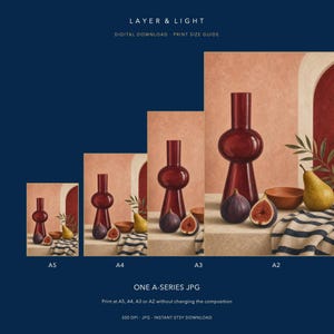 K&ouml;nnte beinhalten: Ein digitaler Druckgr&ouml;&szlig;enleitfaden mit dem Titel LAYER & LIGHT, der vier Varianten eines Stilllebens mit einer dunkelroten Glasvase, einer Feige, einer aufgeschnittenen Feige, einer Birne und einem gestreiften Tuch in den Gr&ouml;&szlig;en A5, A4, A3 und A2 zeigt.