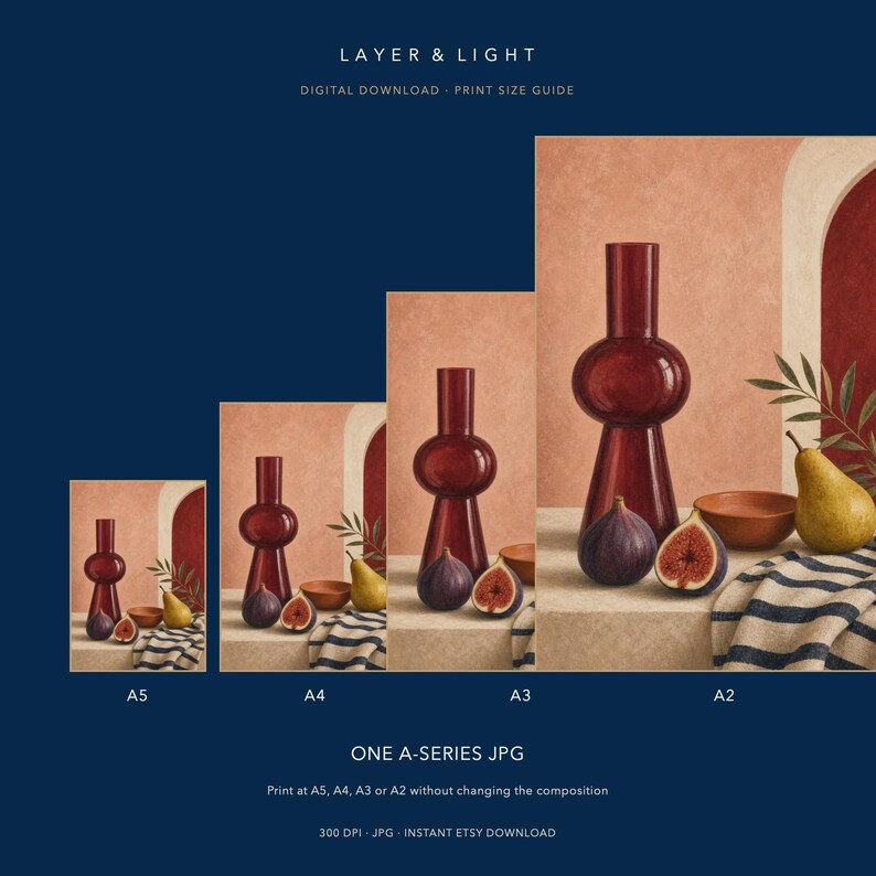 K&ouml;nnte beinhalten: Ein digitaler Druckgr&ouml;&szlig;enleitfaden mit dem Titel LAYER & LIGHT, der vier Varianten eines Stilllebens mit einer dunkelroten Glasvase, einer Feige, einer aufgeschnittenen Feige, einer Birne und einem gestreiften Tuch in den Gr&ouml;&szlig;en A5, A4, A3 und A2 zeigt.