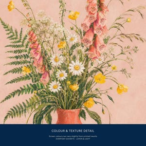 Peut inclure: Une illustration botanique d'un arrangement floral dans un vase corail sur un fond rose p&acirc;le. Le bouquet comprend des digitales roses, des marguerites blanches, des boutons d'or jaunes et des frondes de foug&egrave;re vertes. Le texte en bas indique : COLOUR & TEXTURE DETAIL. Screen colours can vary slightly from printed results. EVERYDAY EXHIBITS - LAYER & LIGHT.