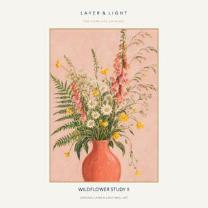 Peut inclure: Une impression d'art encadr&eacute;e intitul&eacute;e LAYER & LIGHT THE COMPLETE ARTWORK et WILDFLOWER STUDY II ORIGINAL LAYER & LIGHT WALL ART. L'image montre un vase corail contenant un bouquet de digitales roses, de marguerites blanches et de foug&egrave;res vertes.