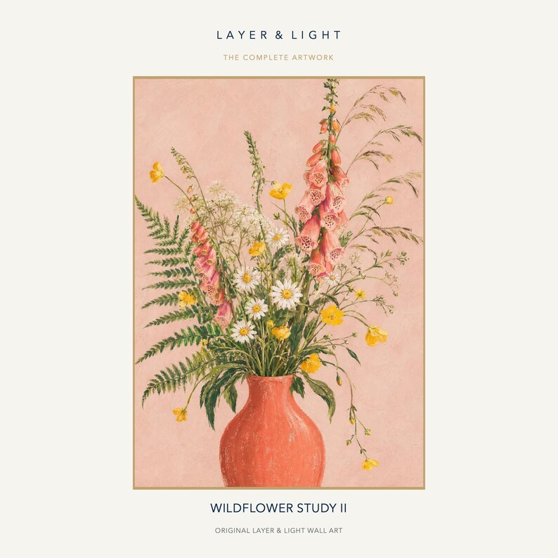 Peut inclure: Une impression d'art encadr&eacute;e intitul&eacute;e LAYER & LIGHT THE COMPLETE ARTWORK et WILDFLOWER STUDY II ORIGINAL LAYER & LIGHT WALL ART. L'image montre un vase corail contenant un bouquet de digitales roses, de marguerites blanches et de foug&egrave;res vertes.