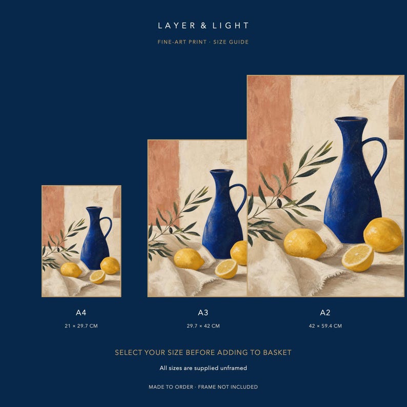 K&ouml;nnte beinhalten: Ein Kunstdruck-Gr&ouml;&szlig;enleitfaden von Layer & Light mit drei rechteckigen Drucken einer blauen Karaffe, Zitronen und Olivenzweigen auf einem wei&szlig;en Tuch. Die Gr&ouml;&szlig;en sind A4 (21 x 29,7 cm), A3 (29,7 x 42 cm) und A2 (42 x 59,4 cm).