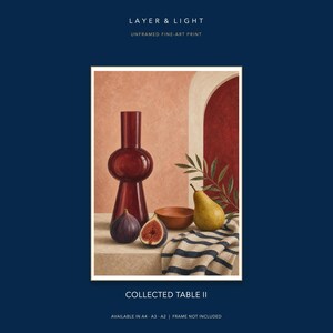 Pu&ograve; includere: Una stampa d'arte intitolata COLLECTED TABLE II di LAYER & LIGHT. L'immagine raffigura una natura morta con un alto vaso in vetro rosso scuro, un fico intero, un fico tagliato a met&agrave;, una piccola ciotola in terracotta, una pera gialla e un panno a righe.