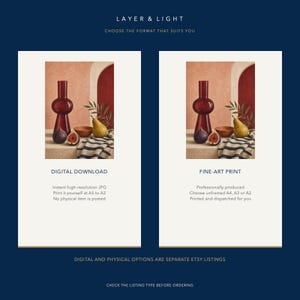 K&ouml;nnte beinhalten: Eine Grafik mit dem Titel LAYER & LIGHT zeigt zwei Optionen: DIGITAL DOWNLOAD und FINE-ART PRINT. Beide zeigen ein Stillleben mit einer dunkelroten Vase, einer gelben Birne, einer aufgeschnittenen Feige und einem gestreiften Tuch vor einem Bogen.