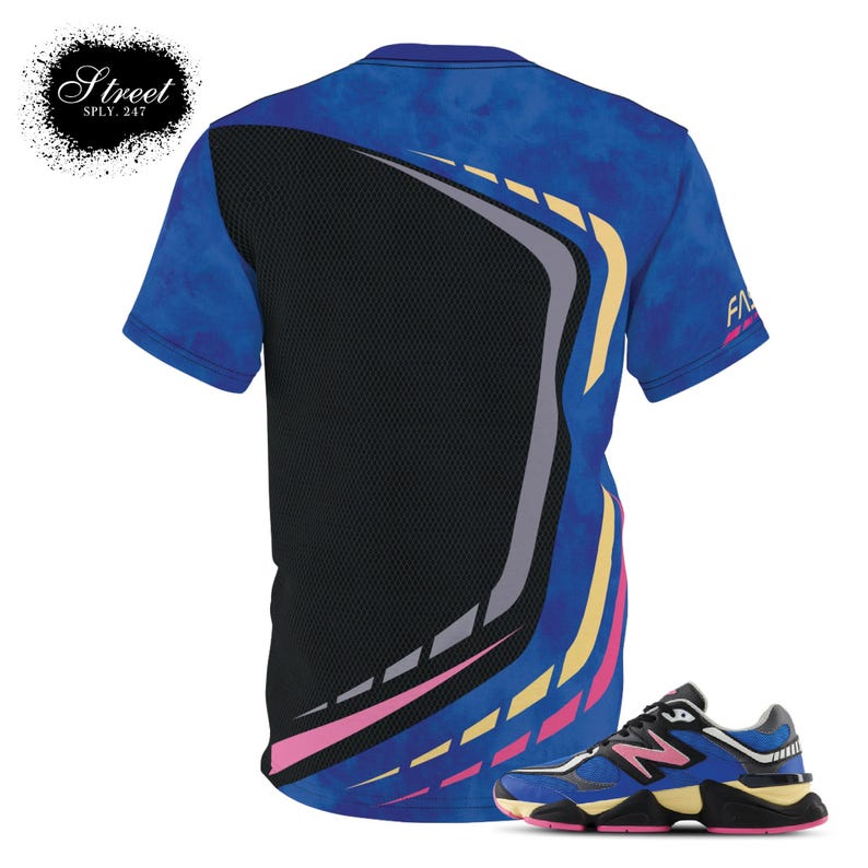 Puede incluir: Una camiseta azul y negra con un dise&ntilde;o amarillo y rosa. La camiseta se combina con una zapatilla de running azul, negra, rosa y blanca.
