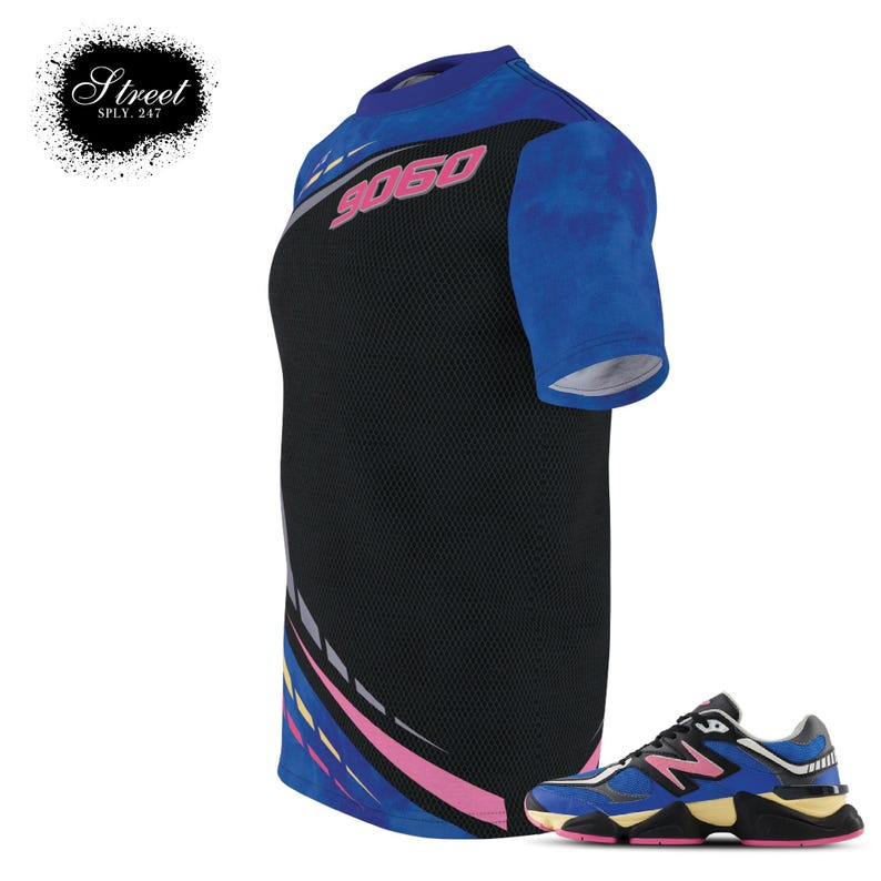 Puede incluir: Una camiseta de manga corta negra y azul con un dise&ntilde;o gr&aacute;fico rosa y amarillo y el n&uacute;mero "9060" impreso en la parte delantera. Un par de zapatillas azules, negras y amarillas con un logotipo "N" blanco.