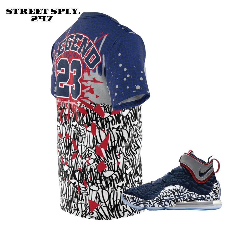 Puede incluir: Una camiseta de baloncesto azul y blanca con un dise&ntilde;o de graffiti rojo y blanco y el texto "LEGEND 23" en la espalda. Un par de zapatillas de baloncesto azules y plateadas con detalles rojos y blancos.