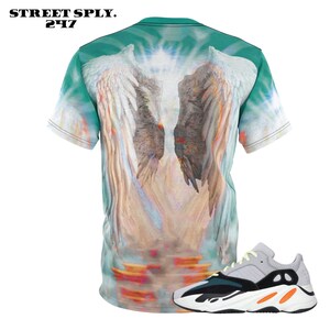 K&ouml;nnte beinhalten: Ein gr&uuml;nes, wei&szlig;es und orangefarbenes Batik-T-Shirt mit einem Motiv von Engelsfl&uuml;geln. Das T-Shirt wird mit einem Paar wei&szlig;er, schwarzer und orangefarbener Sneaker kombiniert.