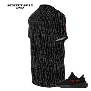Puede incluir: Zapatillas negras y rojas con el texto "SPLY-350" en el lateral. Las zapatillas se combinan con una camiseta negra y gris con estampado de cebra.